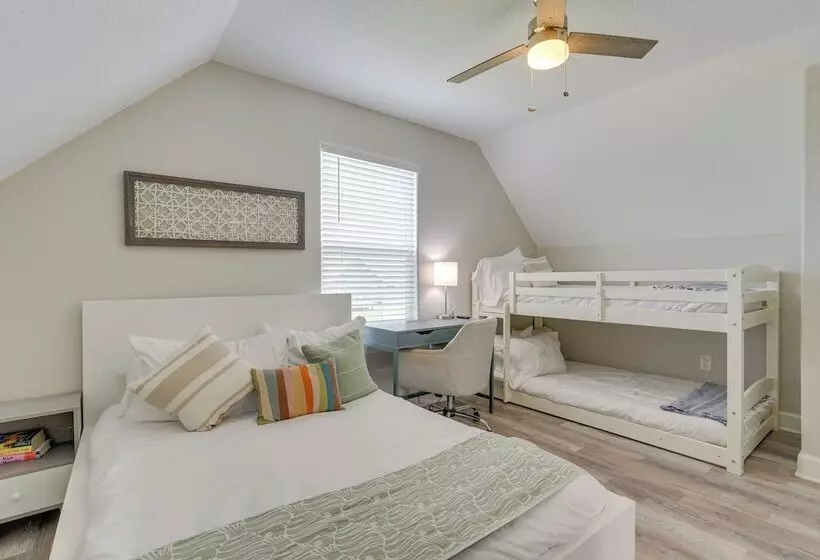 Walk To Water: Family Friendly Surfside Beach Home