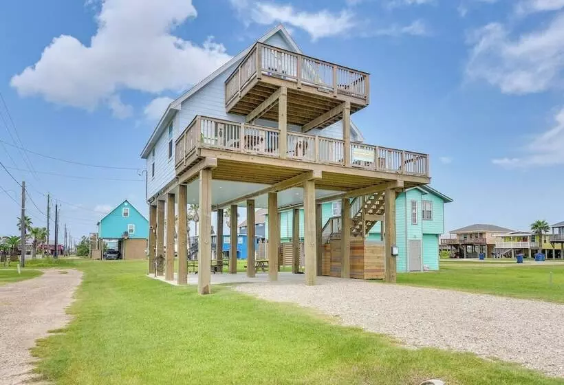Walk To Water: Family Friendly Surfside Beach Home