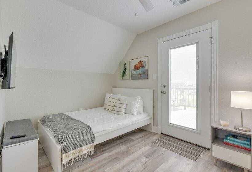 Walk To Water: Family Friendly Surfside Beach Home