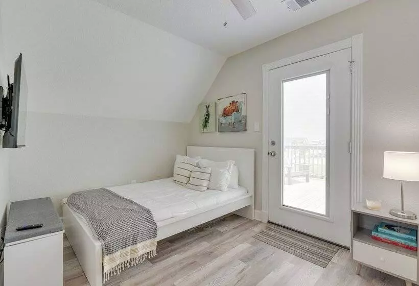 Walk To Water: Family Friendly Surfside Beach Home