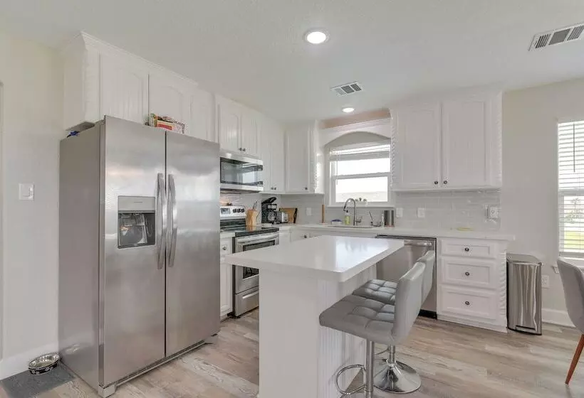 Walk To Water: Family Friendly Surfside Beach Home