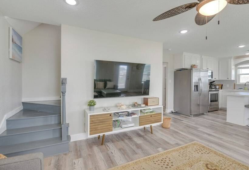 Walk To Water: Family Friendly Surfside Beach Home