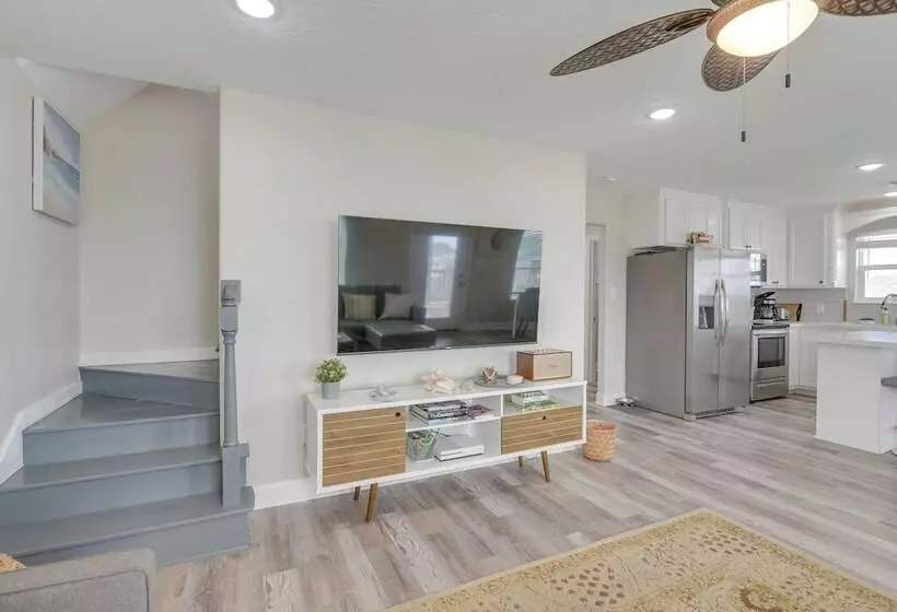 Walk To Water: Family Friendly Surfside Beach Home