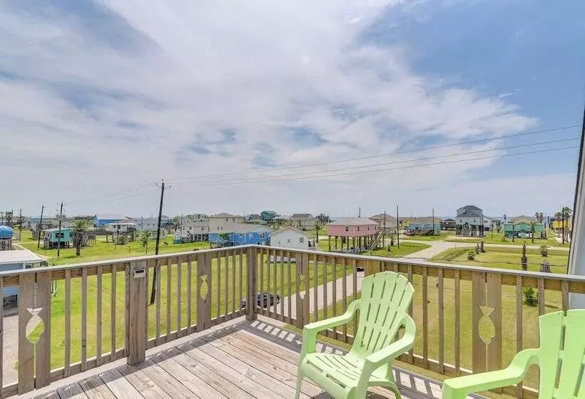 Walk To Water: Family Friendly Surfside Beach Home