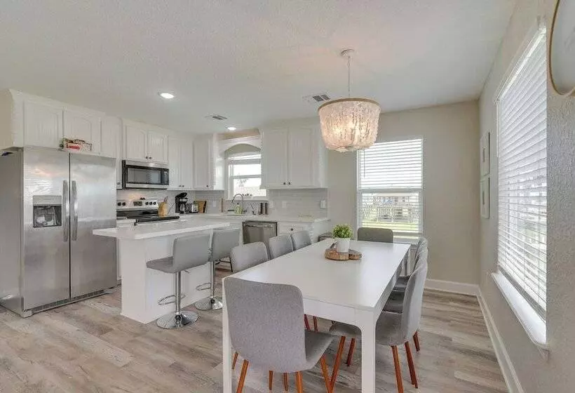 Walk To Water: Family Friendly Surfside Beach Home