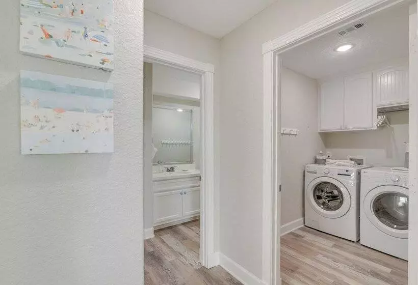 Walk To Water: Family Friendly Surfside Beach Home