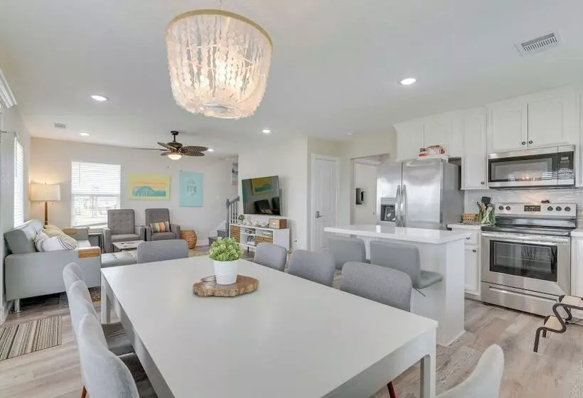 Walk To Water: Family Friendly Surfside Beach Home