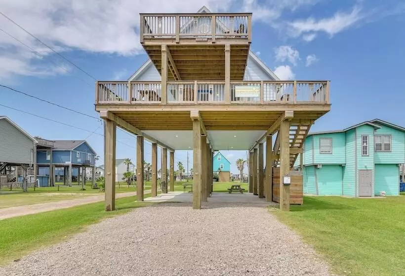Walk To Water: Family Friendly Surfside Beach Home
