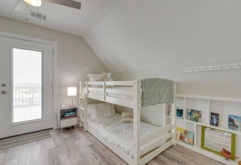 Walk To Water: Family Friendly Surfside Beach Home