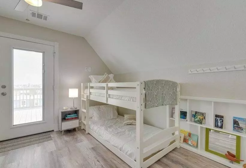 Walk To Water: Family Friendly Surfside Beach Home