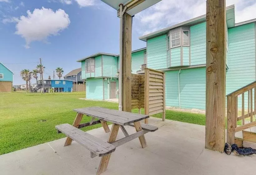 Walk To Water: Family Friendly Surfside Beach Home