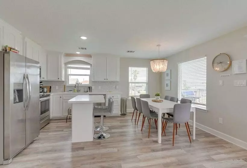 Walk To Water: Family Friendly Surfside Beach Home