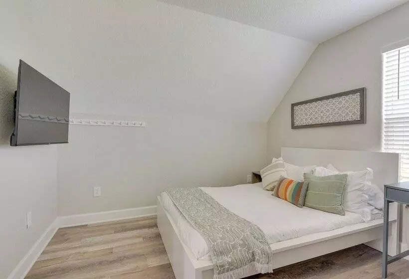 Walk To Water: Family Friendly Surfside Beach Home