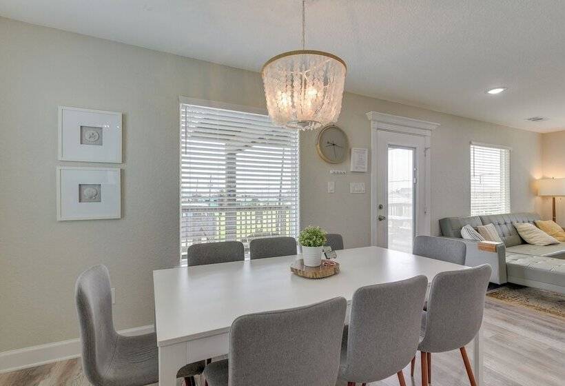 Walk To Water: Family Friendly Surfside Beach Home