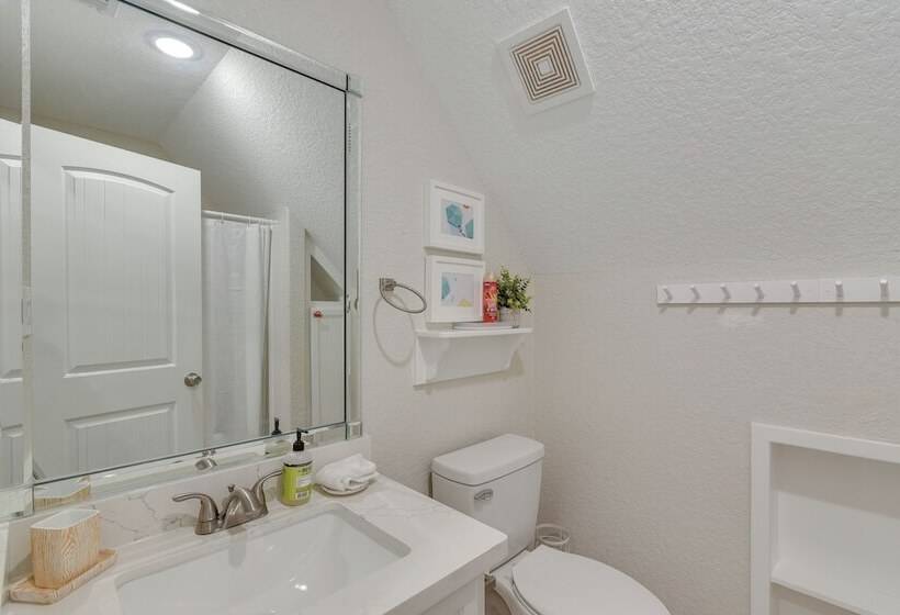 Walk To Water: Family Friendly Surfside Beach Home