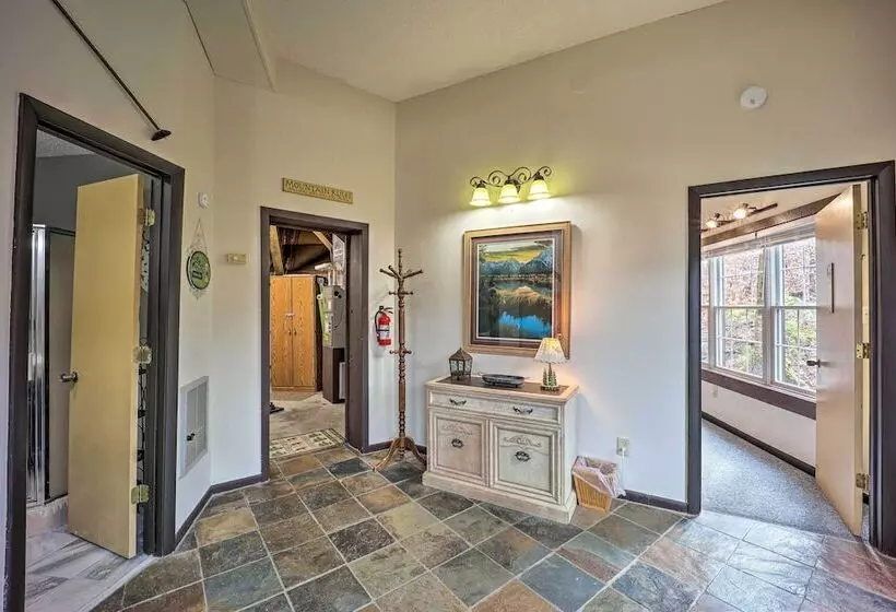 Skiway Chalet  Home W/ Hot Tub In Beech Mountain!