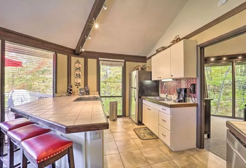Skiway Chalet  Home W/ Hot Tub In Beech Mountain!