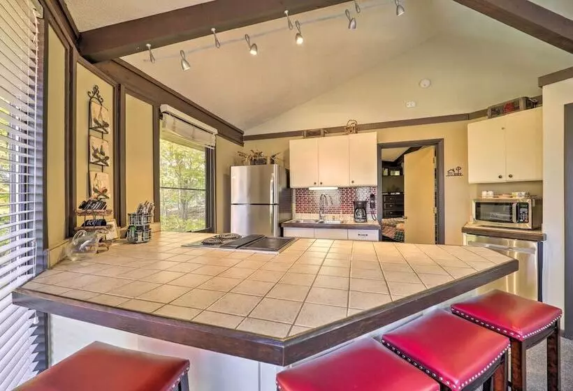 Skiway Chalet  Home W/ Hot Tub In Beech Mountain!