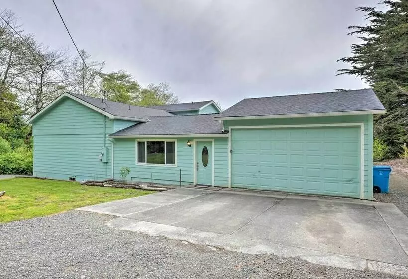 Bungalow W/ Wraparound Deck   8 Mi To Brookings