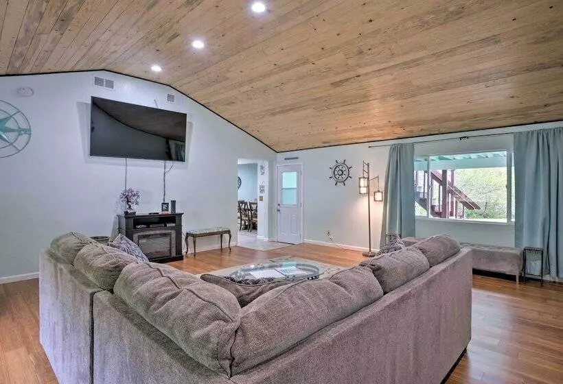 Bungalow W/ Wraparound Deck   8 Mi To Brookings