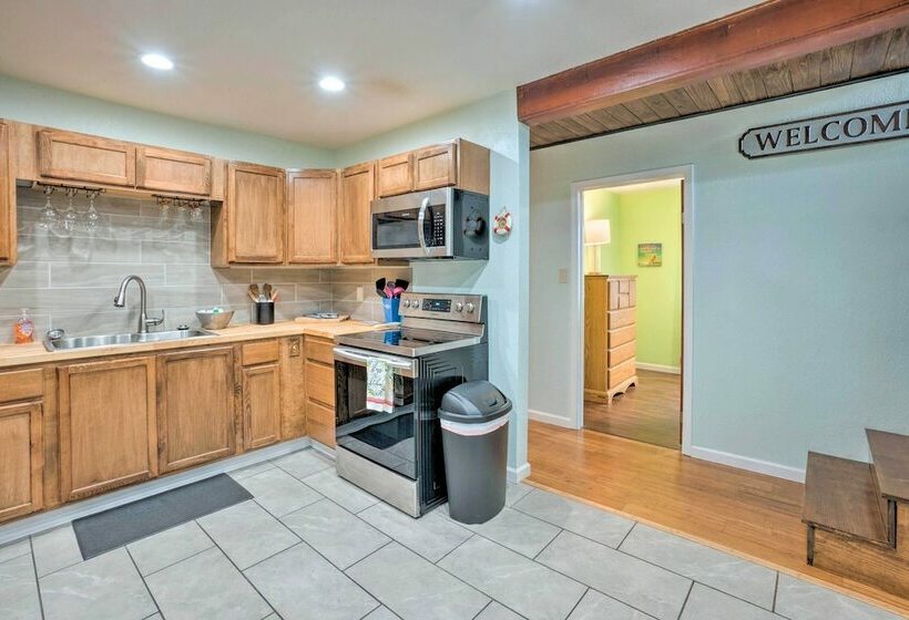 Bungalow W/ Wraparound Deck   8 Mi To Brookings