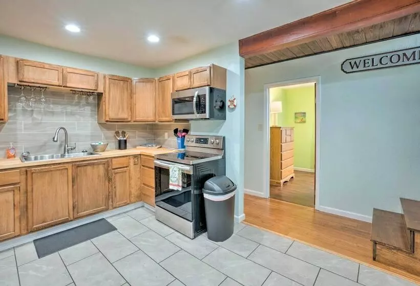 Bungalow W/ Wraparound Deck   8 Mi To Brookings