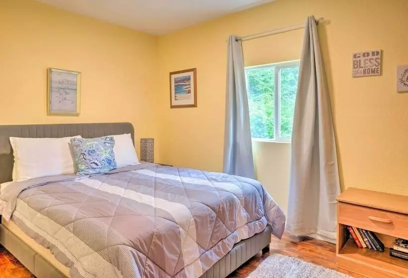 Bungalow W/ Wraparound Deck   8 Mi To Brookings