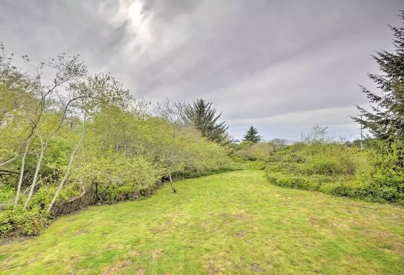 Bungalow W/ Wraparound Deck   8 Mi To Brookings