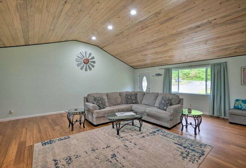 Bungalow W/ Wraparound Deck   8 Mi To Brookings