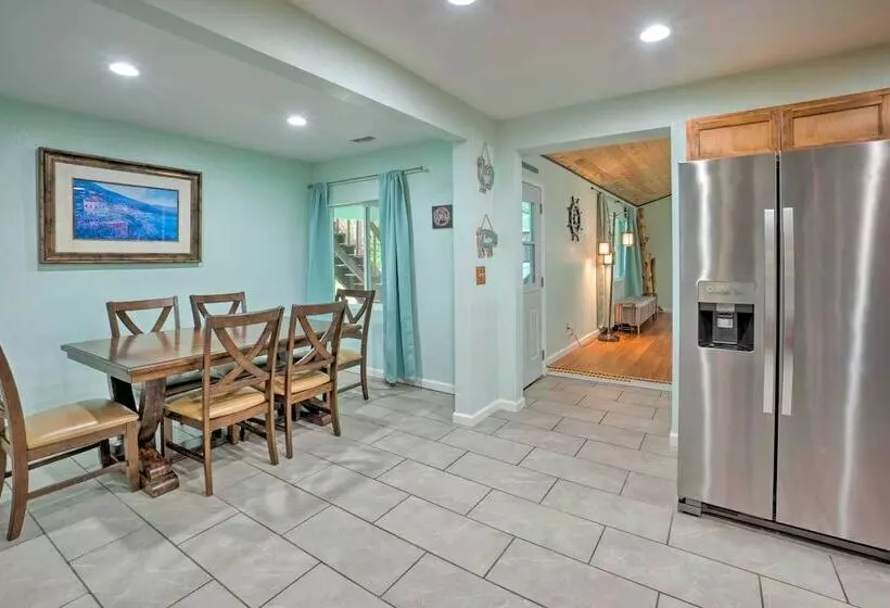 Bungalow W/ Wraparound Deck   8 Mi To Brookings