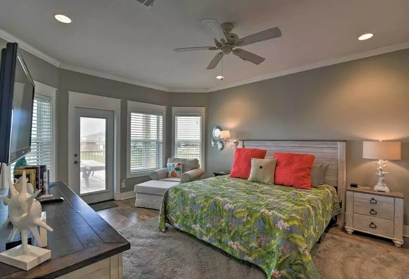 Walk To Beach: Coastal Home In Port Bolivar!