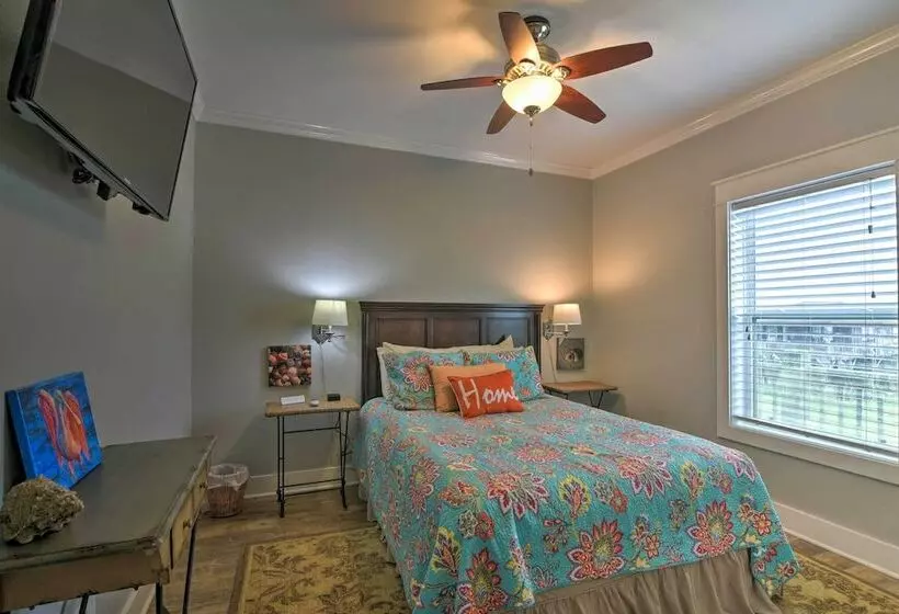 Walk To Beach: Coastal Home In Port Bolivar!