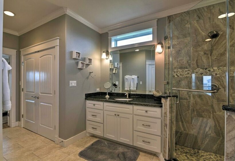 Walk To Beach: Coastal Home In Port Bolivar!