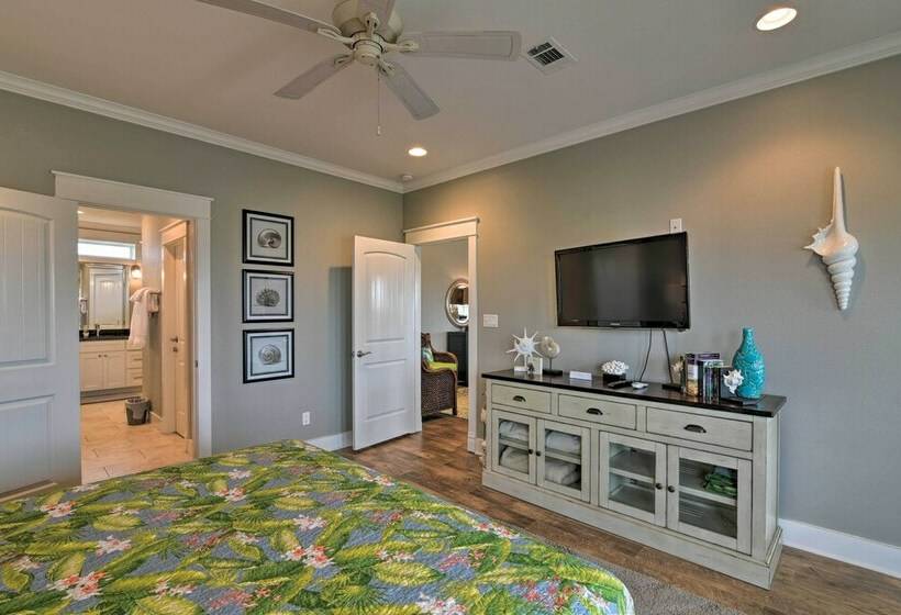 Walk To Beach: Coastal Home In Port Bolivar!