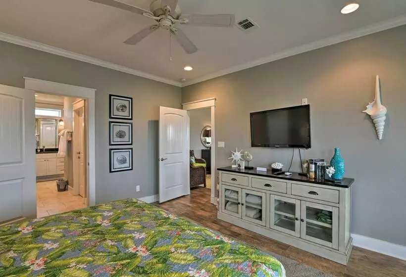 Walk To Beach: Coastal Home In Port Bolivar!