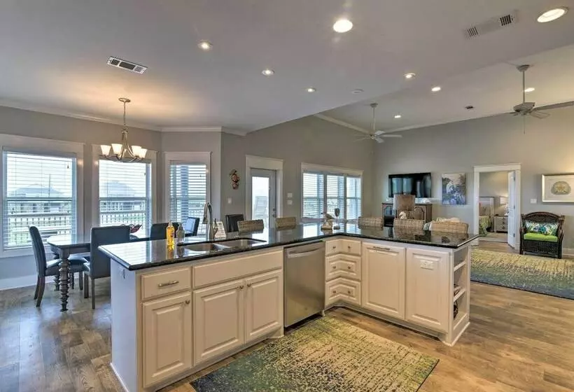 Walk To Beach: Coastal Home In Port Bolivar!