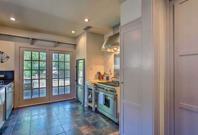 Dallas Couples Retreat: Walk To Lower Greenville!