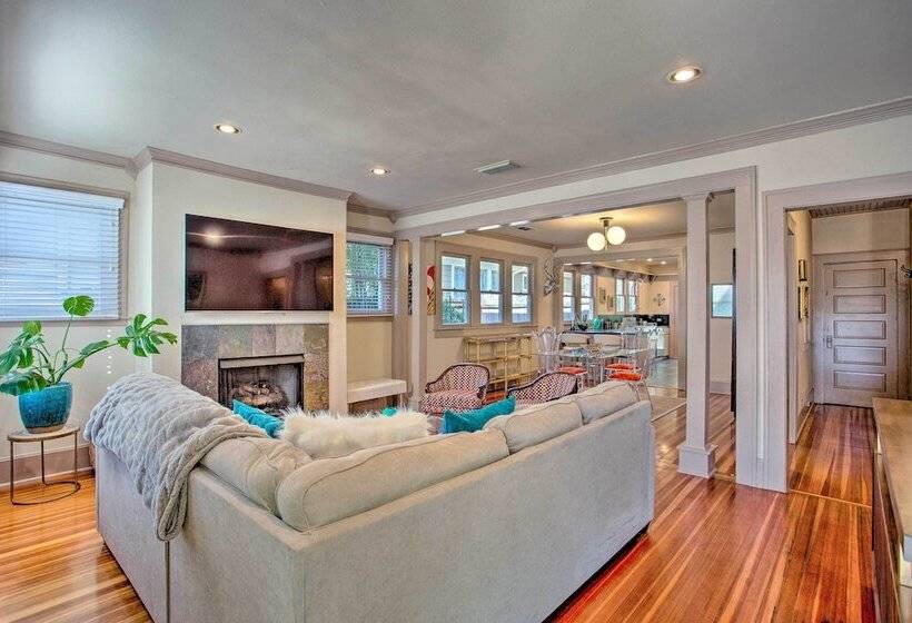 Dallas Couples Retreat: Walk To Lower Greenville!