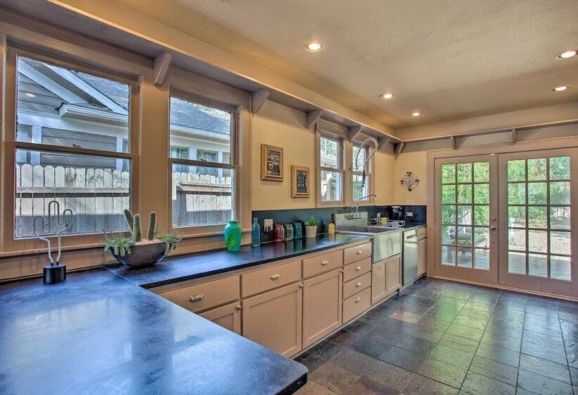 Dallas Couples Retreat: Walk To Lower Greenville!