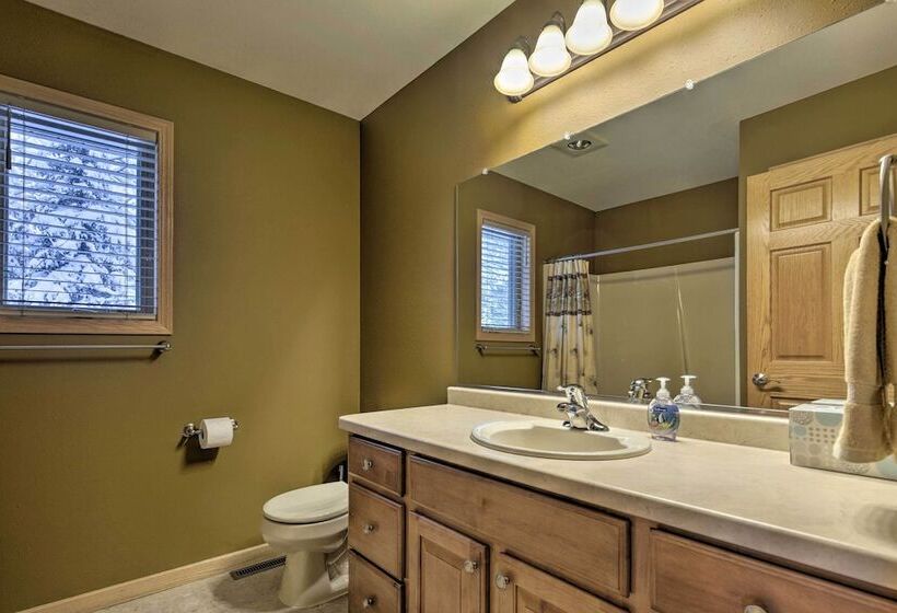 Cozy Eagle River Home W/ Paddleboard & 2 Kayaks!