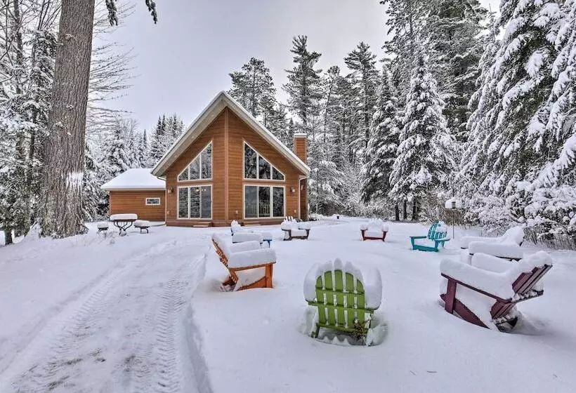 Cozy Eagle River Home W/ Paddleboard & 2 Kayaks!