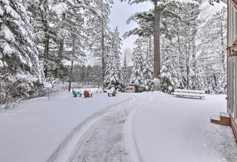 Cozy Eagle River Home W/ Paddleboard & 2 Kayaks!