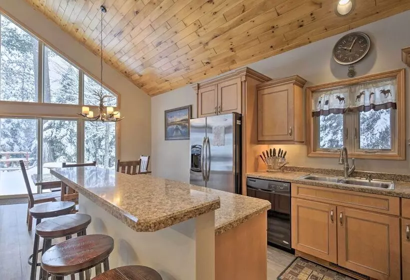 Cozy Eagle River Home W/ Paddleboard & 2 Kayaks!