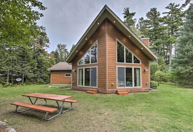 Cozy Eagle River Home W/ Paddleboard & 2 Kayaks!