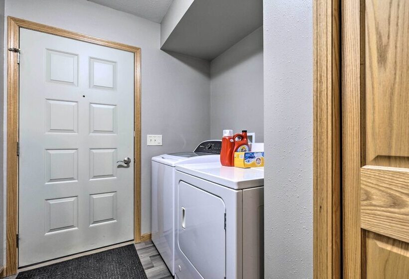 Cozy Eagle River Home W/ Paddleboard & 2 Kayaks!