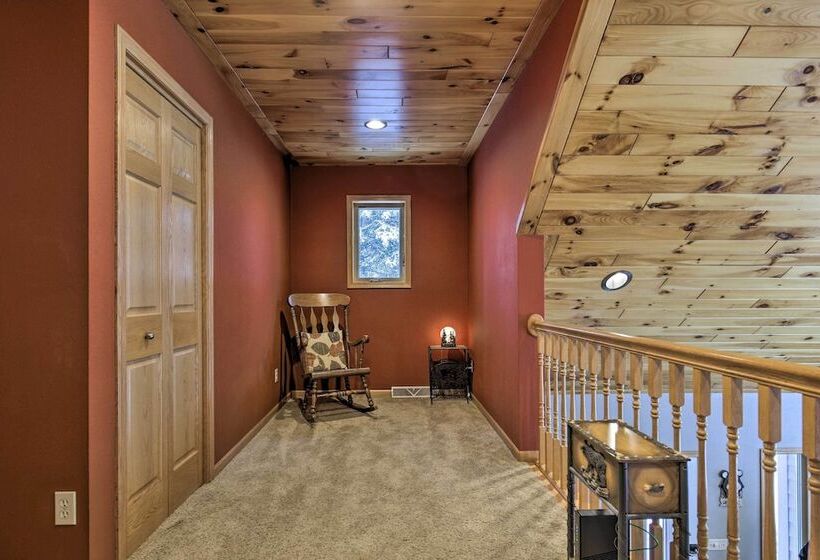 Cozy Eagle River Home W/ Paddleboard & 2 Kayaks!