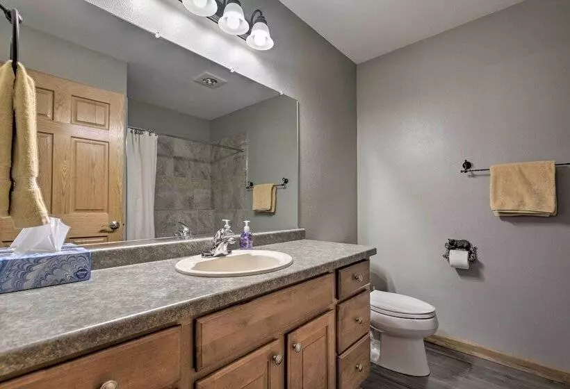 Cozy Eagle River Home W/ Paddleboard & 2 Kayaks!