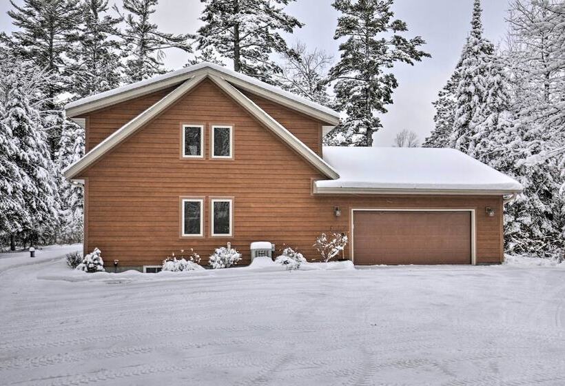 Cozy Eagle River Home W/ Paddleboard & 2 Kayaks!