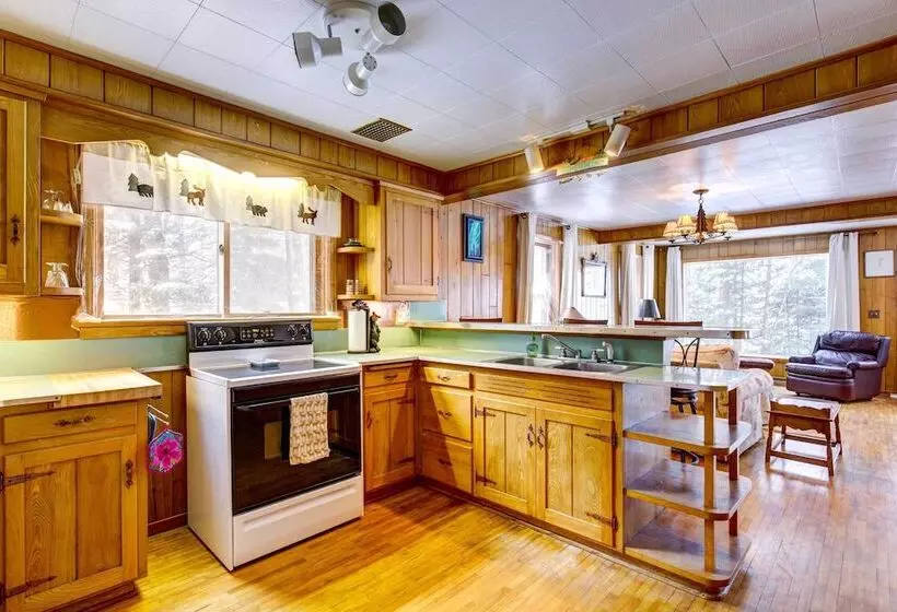 Cozy Echo Lake Cabin Near Snowmobiling Trail!