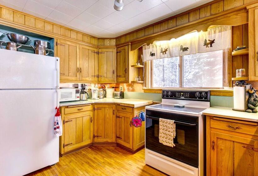 Cozy Echo Lake Cabin Near Snowmobiling Trail!